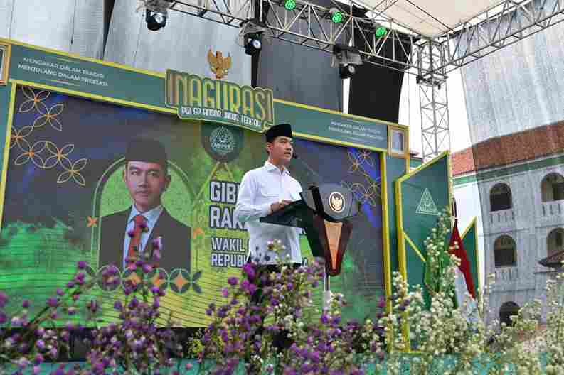 Wakil Presiden (Wapres) Gibran Rakabuming saat menghadiri Pengukuhan Pengurus Pimpinan Wilayah Gerakan Pemuda (GP) Ansor Jawa Tengah Masa Khidmat 2025–2029 di Pondok Pesantren As Shodiqiyah, Jalan Sawah Besar, Kecamatan Gayamsari, Kota Semarang, Jawa Tengah, Minggu (02/11/2025).