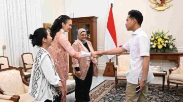 Wakil Presiden (Wapres) Gibran Rakabuming menerima audiensi Sea Soldier, organisasi nonpemerintah yang fokus pada konservasi lingkungan, di Istana Wakil Presiden, Jakarta, Kamis (6/11/2025).