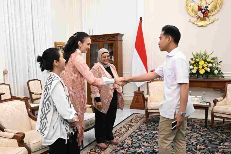 Wakil Presiden (Wapres) Gibran Rakabuming menerima audiensi Sea Soldier, organisasi nonpemerintah yang fokus pada konservasi lingkungan, di Istana Wakil Presiden, Jakarta, Kamis (6/11/2025).