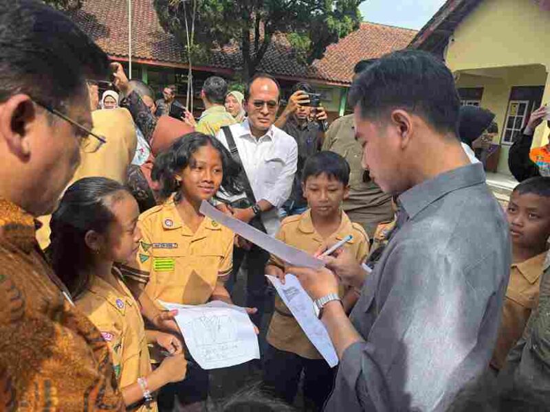 Wakil Presiden Gibran Rakabuming meninjau pelaksanaan program CKG di SDN Ledok 05 Salatiga, Jumat pagi (7/11/2025)
