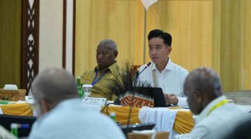 Wakil Presiden (Wapres) Gibran Rakabuming Raka  saat memimpin Rapat Pleno Badan Pengarah Percepatan Pembangunan Otonomi Khusus Papua (BP3OKP) di Aula Kasuari, Gedung Keuangan Negara Manokwari, Kabupaten Manokwari, Papua Barat, Senin (4/11/2025).