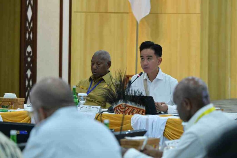 Wakil Presiden (Wapres) Gibran Rakabuming Raka  saat memimpin Rapat Pleno Badan Pengarah Percepatan Pembangunan Otonomi Khusus Papua (BP3OKP) di Aula Kasuari, Gedung Keuangan Negara Manokwari, Kabupaten Manokwari, Papua Barat, Senin (4/11/2025).