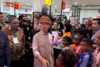 Wakil Presiden Gibran Rakabuming Raka menutup hari pertama kunjungan kerjanya di Papua Barat dengan kegiatan belanja bersama anak yatim di Toko Kalawai, Manokwari, Senin malam (4/11/2025).