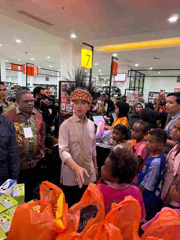 Wakil Presiden Gibran Rakabuming Raka menutup hari pertama kunjungan kerjanya di Papua Barat dengan kegiatan belanja bersama anak yatim di Toko Kalawai, Manokwari, Senin malam (4/11/2025).