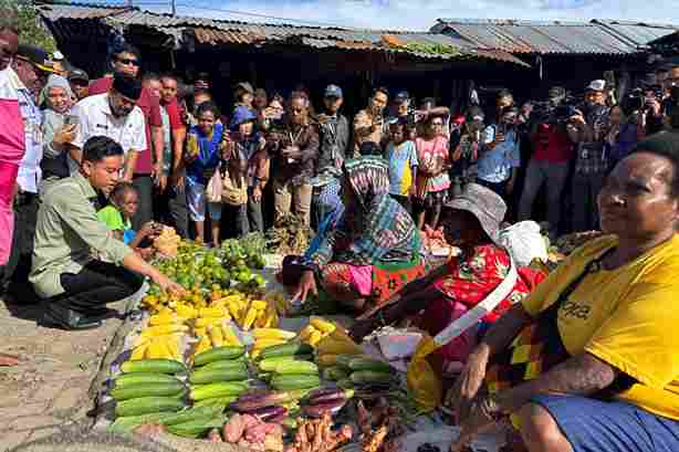 Wakil Presiden (Wapres) Gibran Rakabuming meninjau langsung kondisi Pasar Wosi di Manokwari, Papua Barat, Rabu pagi (5/11/2025).