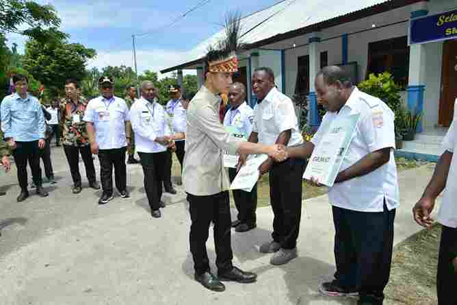 Wakil Presiden (Wapres) Gibran Rakabuming Raka meninjau pelaksanaan program Makan Bergizi Gratis (MBG) dan menyaksikan penyerahan bantuan perangkat digital di SMP Negeri 14 Nuni, Kabupaten Manokwari, Papua Barat, Rabu (5/11/2025).