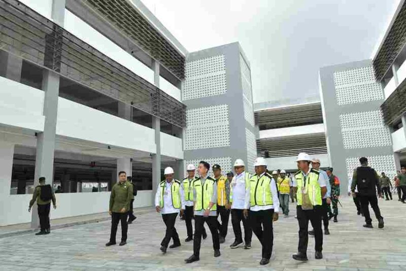 Wakil Presiden (Wapres) Gibran Rakabuming meninjau langsung proyek pembangunan Pasar Sentral Sanggeng di Kabupaten Manokwari, Papua Barat, Rabu (5/11/2025).