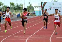 Atlet lari putra Indonesia Gilang Satria Wibawa (kiri) bersama Rizal Hafid Fuadi (kanan) beradu kecepatan dengan atlet Thailand, Singapura, Malaysia dan Filipina pada nomor lari 200 meter U-18 dalam kejuaraan Atletik Asia Tenggara 2025 di Stadion Madya Atletik, Deliserdang, Sumatera Utara, Senin (17/11/2025). 