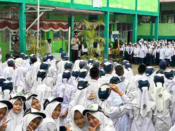 Polres Sibolga bersama seluruh Polsek jajaran menggelar program Police Goes To School secara serentak di sejumlah sekolah tingkat SLTP dan SLTA pada Selasa (18/11/2025).