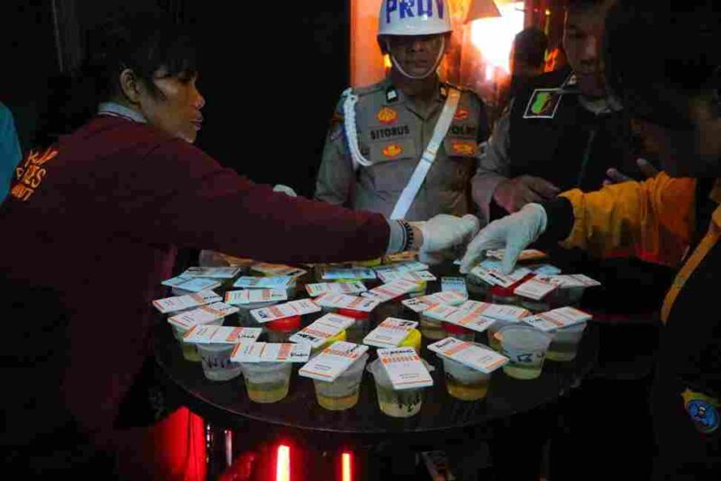 Dalam operasi gabungan bersama unsur TNI, tim Ditresnarkoba menggerebek salah satu tempat hiburan malam di Kota Medan.  Razia berlangsung pada Jumat (31/10/2025) malam hingga Sabtu (1/11/2025) dini hari di Diskotek HW Gold Dragon, Jalan Putri Merak Jingga No. 8, Kesawan, Kecamatan Medan Barat. Sebanyak 56 personel gabungan diterjunkan, terdiri atas 50 anggota Polri dan 6 anggota TNI dari POM AD, AL, serta AU.