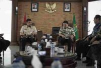 Gubernur Sumatera Utara (Sumut) Bobby Afif Nasution dan Wali Kota Medan Rico Tri Putra Bayu Waas menandatangani Perjanjian Kerja Sama Pengolahan Sampah Perkotaan Berbasis Teknologi Ramah Lingkungan Menjadi Energi Listrik (PSEL) di Kantor Gubernur Sumut, Kamis (6/11/2025).