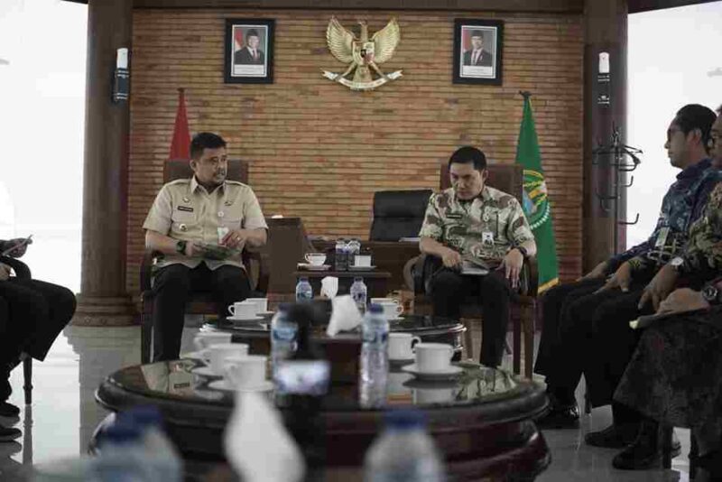 Gubernur Sumatera Utara (Sumut) Bobby Afif Nasution dan Wali Kota Medan Rico Tri Putra Bayu Waas menandatangani Perjanjian Kerja Sama Pengolahan Sampah Perkotaan Berbasis Teknologi Ramah Lingkungan Menjadi Energi Listrik (PSEL) di Kantor Gubernur Sumut, Kamis (6/11/2025).