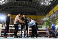 Gubernur Sumatera Utara (Sumut) Muhammad Bobby Afif Nasution didampingi Kadipora Sumut Mahfullah Daulay dan Kadis  Kebudayaan dan Pariwisata (Disbudpar) Sumut Yudha Pratiwi Setiawan menonton pertandingan tinju  Ringdom Matchday Friendly yang memperebutkan sabuk Gubernur Bobby Nasution di Gor Veteran Dispora Sumut, Jalan Veteran, Medan, Minggu (23/11/2025).