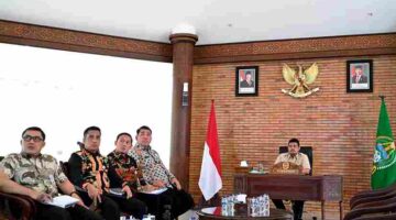 Gubernur Sumut Muhammad Bobby Afif Nasution didampingi sejumlah pimpinan OPD Pemprov Sumut, mengikuti rapat virtual (zoom meeting) yang dipimpin Ketua DEN Luhut Binsar Pandjaitan, dari Kantor Gubernur Sumut, Jalan Pangeran Diponegoro Nomor 30 Medan, Kamis (6/11/2025).