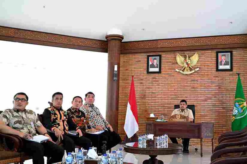 Gubernur Sumut Muhammad Bobby Afif Nasution didampingi sejumlah pimpinan OPD Pemprov Sumut, mengikuti rapat virtual (zoom meeting) yang dipimpin Ketua DEN Luhut Binsar Pandjaitan, dari Kantor Gubernur Sumut, Jalan Pangeran Diponegoro Nomor 30 Medan, Kamis (6/11/2025).