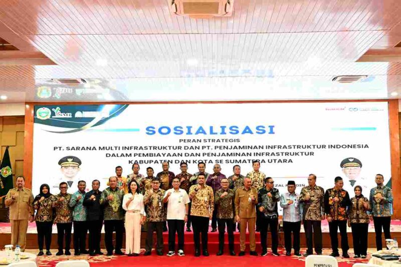 Gubernur Sumatera Utara (Sumut) Muhammad Bobby Afif Nasution dampingi Pj Sekdaprov Sumut Sulaiman Harahap dan sejumlah OPD, menghadiri acara Sosialisasi Pembiayaan dan Penjamin Infrastruktur Daerah di Aula Tengku Rizal Nurdin, Rumah Dinas Gubernur Sumut, Jalan Sudirman Nomor 41, Medan, Senin (24/11/2025).
