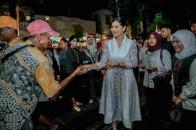 Ketua Dewan Kerjainan Daerah (Dekranasda) Provinsi Sumatera Utara (Sumut) Kahiyang Ayu, bersama Wakil Ketua Dekranasda Sumut Titiek Sugiharti menghadiri pembukaan Gebyar Kriya Nusantara dan Jogja Investment, Trade, Tourism, Agriculture and Fishing (ITTAF) 2025 di Plaza Malioboro, Yogyakarta, Jumat (14/11/ 2025).