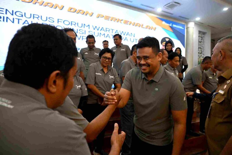 Gubernur Sumatera Utara (Sumut) Muhammad Bobby Afif Nasution saat pengukuhan pengurus FWP Sumut di Aula Raja Inal Siregar, Kantor Gubernur Sumut, Jalan Diponegoro, Medan, Selasa (4/11/2025).