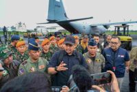 ubernur Sumut Bobby Nasution sesaat sebelum terbang menggunakan Pesawat Hercules untuk meninjau Banjir Tapanuli Tengah dari Landasan Udara Soewondo, Jalan Komodor Adi Sucipto, Jum'at (28/11/2025). 