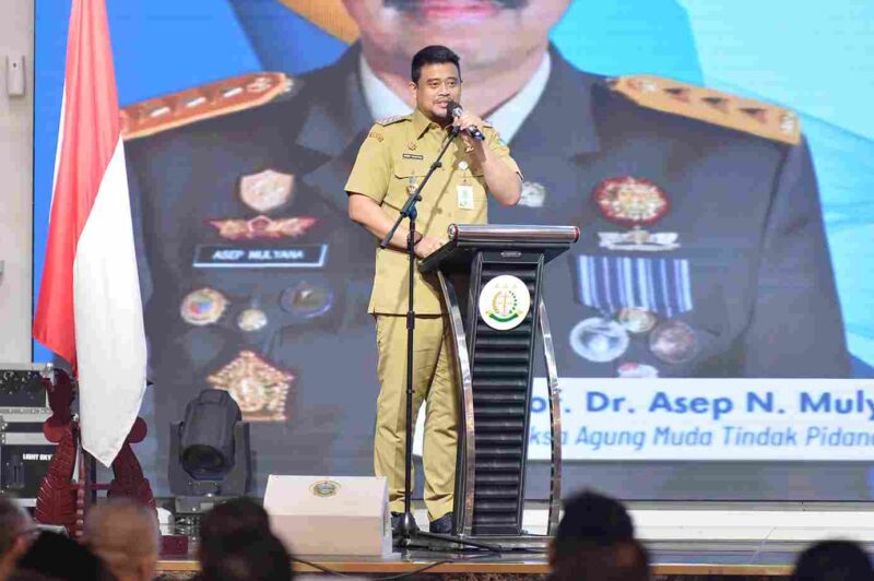 Gubernur Sumatera Utara (Sumut) Muhammad Bobby Afif Nasution menandatangani Perjanjian Kerja Sama dengan Kejaksaan Tinggi Sumut tentang Sinergitas dalam pelaksanaan Pidana Kerja Sosial bagi Pelaku Pidana di Aula Raja Inal Siregar, Kantor Gubernur Sumut, Jalan Diponegoro Kota Medan, Selasa (18/11/2025).