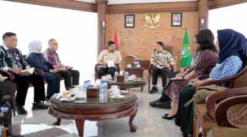 Gubernur Sumatera Utara (Sumut) Muhammad Bobby Afif Nasution bersama Walikota Medan Rico Waas dan Bupati Deliserdang Asri Ludin Tambunan menandatangani Perjanjian Kerja Sama antara Pemerintah Provinsi Sumut, Pemerintah Kota Medan dan Pemerintah Kabupaten Deliserdang tentang Penanganan Sampah Perkotaan melalui pengolahan sampah berbasis tekonologi ramah lingkungan menjadi energi listrik di Anjungan Lantai 9 Kantor Gubernur Sumut Jalan Diponegoro Kota Medan, Kamis (6/11/2025).
