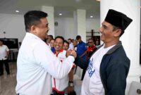 Gubernur Sumatera Utara (Sumut) Muhammad Bobby Afif Nasution didampigi Pj Sekdaprovsu Sulaiman Harahap, Asisten Administrasi Umum Muhammad Suib, serta Kadis Tenaga Kerja Sumut Yulia Siregar, menemui para buruh yang demonstrasi meminta kenaikan upah minimum sebesar 10% di depan Kantor Gubenur Sumut Jalan Diponegoro 30 Medan, Senin (3/11/2025).