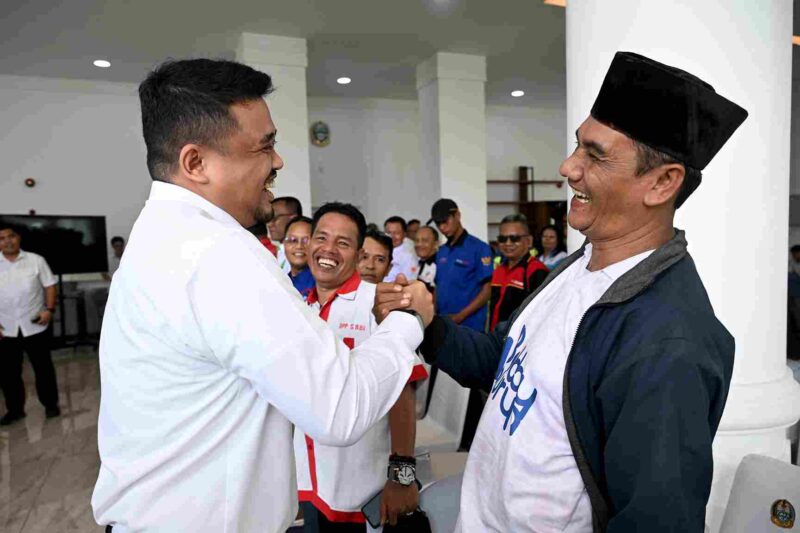 Gubernur Sumatera Utara (Sumut) Muhammad Bobby Afif Nasution didampigi Pj Sekdaprovsu Sulaiman Harahap, Asisten Administrasi Umum Muhammad Suib, serta Kadis Tenaga Kerja Sumut Yulia Siregar, menemui para buruh yang demonstrasi meminta kenaikan upah minimum sebesar 10% di depan Kantor Gubenur Sumut Jalan Diponegoro 30 Medan, Senin (3/11/2025).