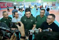 Gubernur Sumut Muhammad Bobby Afif Nasution meninjau Timnas Bola Voli Putri berlatih di Volley Indoor, Sumut Sport Center, Kabupaten Deliserdang, Jum'at (14/11/2025).