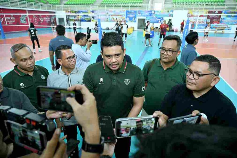 Gubernur Sumut Muhammad Bobby Afif Nasution meninjau Timnas Bola Voli Putri berlatih di Volley Indoor, Sumut Sport Center, Kabupaten Deliserdang, Jum'at (14/11/2025).