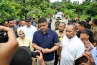 Gubernur Sumatera Utara (Sumut) Muhammad Bobby Afif Nasution didampingi Kepala Dinas Pekerjaan Umum dan Penataan Ruang (PUPR) Sumut, Hendra Dermawan Siregar meninjau jalan dan jembatan yang rusak di Desa Sei Musam dan Kwala Musam, Kecamatan Batangserangan, Kabupaten Langkat, baru-baru ini.