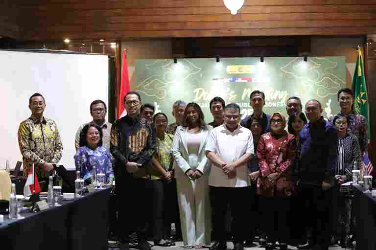 Jaksa Agung Muda Perdata dan Tata Usaha Negara (Jamdatun) Prof. Dr. R. Narendra Jatna (tengah) pada acara Donor's Meeting yang diselenggarakan oleh Kejaksaan Republik Indonesia Tahun 2025 di di Sari Pacific Jakarta, Senin (24/11/2025)