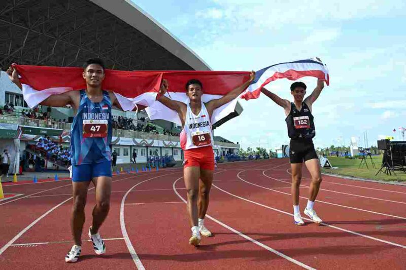 Para Pelari saat bertanding pada nomor Lari 100m U18 Putra Kejuaraan Atletik Asia Tenggara U18 & U20 2025 di Stadion Madya Atletik, Sumut Sport Centre, Kabupaten Deliserdang, Minggu (16/11/2025). 