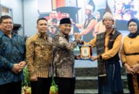 Suasana hangat dan penuh keakraban mewarnai acara ramah tamah Pemerintah Kabupaten (Pemkab) Simalungun dalam rangka pisah sambut Kepala Kejaksaan Negeri (Kajari) Simalungun di Hotel Grand Zuri, Pematang Siantar, Rabu malam (5/11/2025).