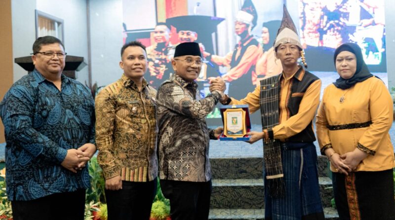 Suasana hangat dan penuh keakraban mewarnai acara ramah tamah Pemerintah Kabupaten (Pemkab) Simalungun dalam rangka pisah sambut Kepala Kejaksaan Negeri (Kajari) Simalungun di Hotel Grand Zuri, Pematang Siantar, Rabu malam (5/11/2025).