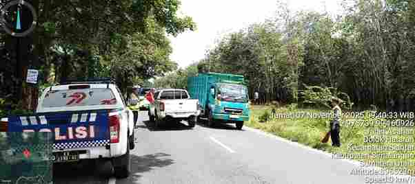 Kepala Unit Lalu Lintas Turjawali Satuan Lalu Lintas Polres Simalungun, Ipda Ganda M.A. Damanik, S.H., memimpin langsung patroli di Jalan Lintas Pematang Siantar–Parapat, Jumat (7/11/2025).