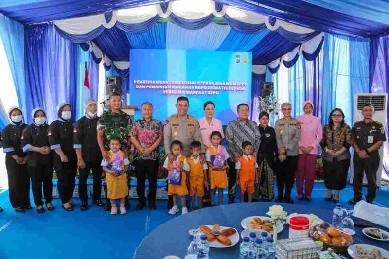 Wali Kota Pematangsiantar, Wesly Silalahi, S.H., M.Kn., bersama Ketua TP PKK Ny. Liswati Wesly Silalahi menghadiri peresmian Satuan Pelayanan Pemenuhan Gizi (SPPG) Yayasan Kemala Bhayangkari Cabang Pematangsiantar di Asrama Polisi, Jalan Sangnaualuh Damanik, Kelurahan Siopat Suhu, Kecamatan Siantar Timur, Jumat (31/10/2025).