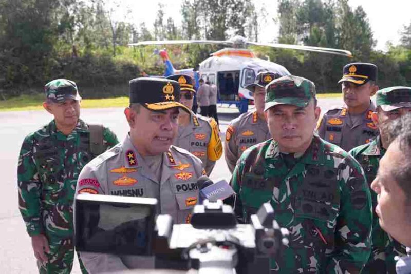 Kapolda Sumatera Utara Irjen Pol Whisnu Hermawan Februanto bersama Pangdam I Bukit Barisan Mayjen TNI Rio Firdianto tiba di Kabupaten Tapanuli Tengah (Tapteng), Sabtu (29/11/2025),