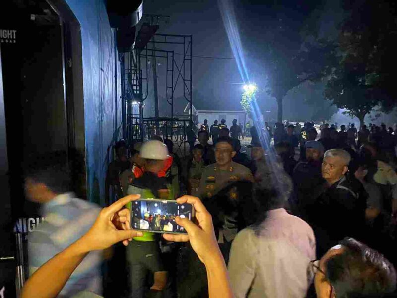 Upaya penertiban terhadap tempat hiburan malam tanpa izin lengkap kembali digelar aparat gabungan. Kali ini, sasaran operasi adalah Blue Night Lounge & Bar di Jalan Emplasmen Kwala Mencirim, Kecamatan Sei Bingai, Kabupaten Langkat, Sabtu malam (1/11/2025).