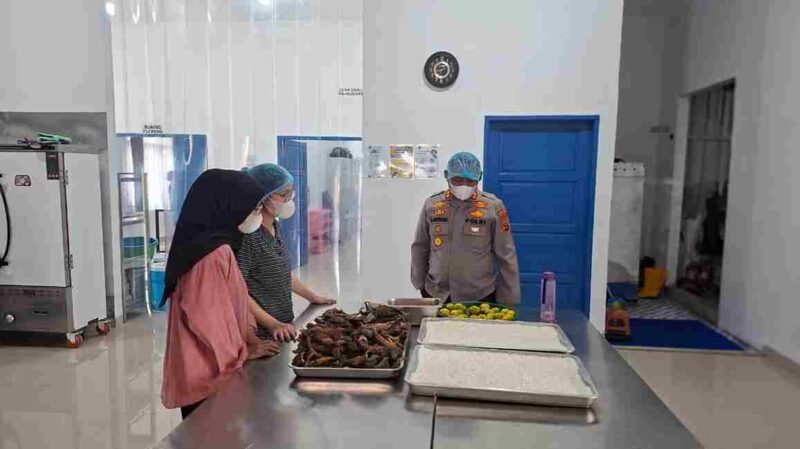 Kapolres Simalungun AKBP Marganda Aritonang, S.H., S.I.K., M.M., memimpin langsung pengecekan dan monitoring rutin aktivitas operasional Sentra Pelayanan Pemenuhan Gizi (SPPG) Polres Simalungun, Selasa (11/11/2025).