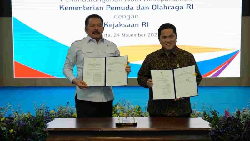Jaksa Agung ST Burhanuddin dan Menteri Pemuda dan Olahraga RI Erick Thohir menandatangani Nota Kesepahaman (MoU) untuk menyinergikan kebijakan hukum dengan pengembangan kepemudaan dan keolahragaan. Penandatanganan berlangsung pada Senin (24/11/2025) di Kantor Kementerian Pemuda dan Olahraga RI.