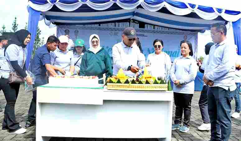 Bupati Simalungun Dr. H. Anton Achmad Saragih, didampingi Ketua TP PKK Ny. Hj. Darmawati Anton Achmad Saragih, serta jajaran Forkopimda, Sekda Mixnon Andreas Simamora, dan seluruh kepala Puskesmas se-Kabupaten Simalungun.