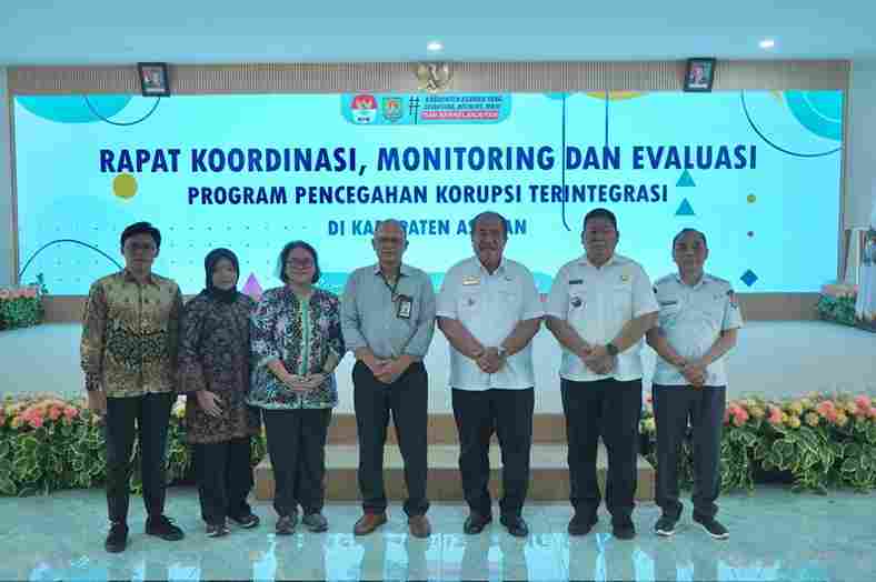 Foto bersama usai Rapat Koordinasi dan Evaluasi Monitoring Center for Prevention (MCP) Tahun 2025 serta Peninjauan Proyek Pengadaan Barang dan Jasa (PBJ) Strategis, di Aula Melati Kantor Bupati Asahan.