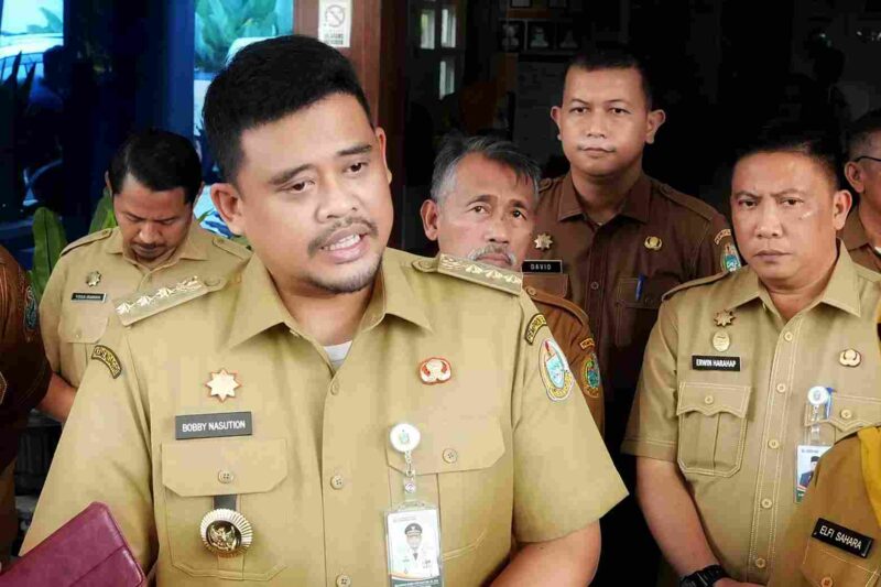 Gubernur Sumut saat didampingi oleh Kadis Kominfo. 