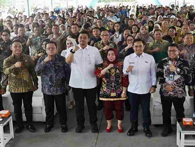 Gubernur Sumatera Utara (Sumut) Bobby Nasution didampingi Kepala Dinas Ketenagakerjaan (Disnaker) Sumut Yuliani Siregar dan pimpinan OPD lainnya, melaksanakan Kunjungan Kerja sekaligus Penandatanganan Perjanjian Kerja Sama Tentang Pengelolaan Tenaga Kerja di KEK Sei Mangkei, dan Penyerahan Kartu BPJS Ketenagakerjaan bagi Tenaga Kerja Rentan, di KEK Sei Mangkei, Kabupaten Simalungun, baru-baru ini. 