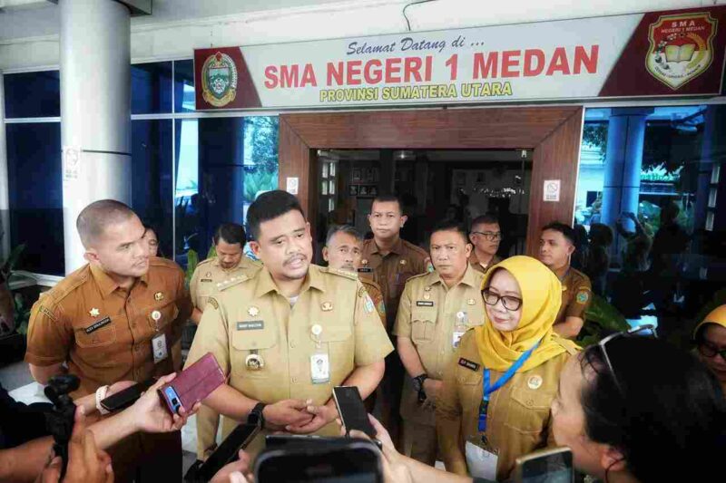 Gubernur Sumut Muhammad Bobby Afif Nasution didampingi Kepala Dinas Pendidikan Sumut Alexander Sinulingga dan sejumlah pimpinan OPD, melakukan monitoring dan evaluasi pelaksanaan Tes Kemampuan Akademik (TKA) jenjang SMA, SMK, dan SLB provinsi Sumut tahun 2025 di SMA Negeri 1 Medan, Jalan Cik Ditiro, Medan, baru-baru ini.