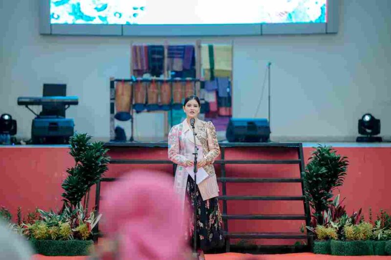 Ketua Dekranasda Provinsi Sumut Kahiyang Ayu, menghadiri Peringatan Hari Ulos Nasional Tahun 2025 di Anjungan Sumut, Taman Mini Indonesia Indah (TMII), Jakarta, Minggu (2/11/2025). 