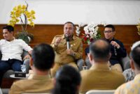 Plt Kepala Dinas Perumahan dan Kawasan Permukiman (Perkim) Sumut, Muhammad Suib, saat konferensi pers di Lobby Dekranasda Sumut, Senin (3/11/2025).