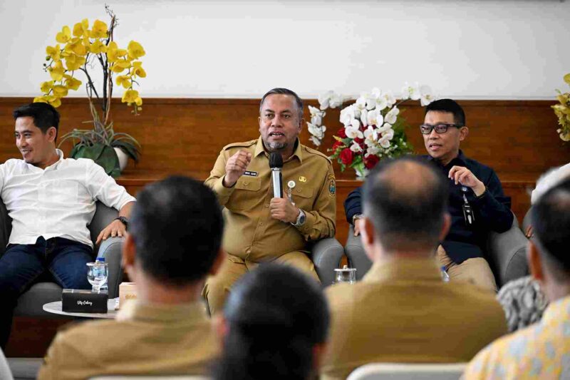 Plt Kepala Dinas Perumahan dan Kawasan Permukiman (Perkim) Sumut, Muhammad Suib, saat konferensi pers di Lobby Dekranasda Sumut, Senin (3/11/2025).