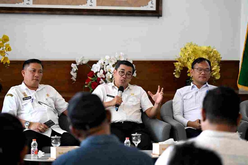 Kepala Dinas Koperasi, Usaha Kecil dan Menengah Sumut Naslindio Sirait menyampaikan laporan tersebut pada Temu Pers yang difasilitasi Dinas Komunikasi dan Informatika Sumut di Lobby Dekranasda, Kantor Gubernur Sumut, Medan, Rabu (19/11/2025).