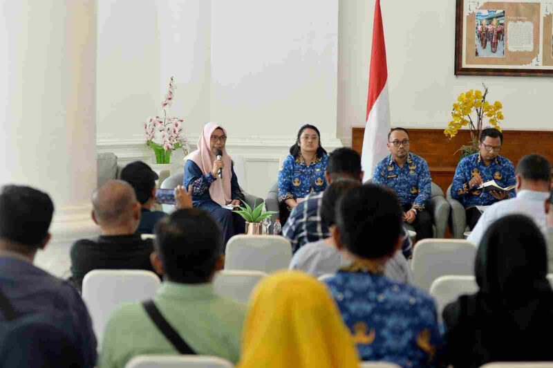 Dinas  Pemberdayaan Perempuan, Perlindungan Anak, Pengendalian Penduduk, dan Keluarga Berencana Provinsi Sumut melakukan Konferensi Pers terkait Keluarga Tangguh, Perempuan dan Anak terlindungi, TPPO ditangani, Pertumbuhan Penduduk terkendali. Kegiatan yang difasilitasi Dinas Kominfo Sumut ini berlangsung di Lobby Dekranasda Lantai 1 Kantor Gubernur Sumut Jalan Diponegoro Kota Medan, Senin (17/11/2025).